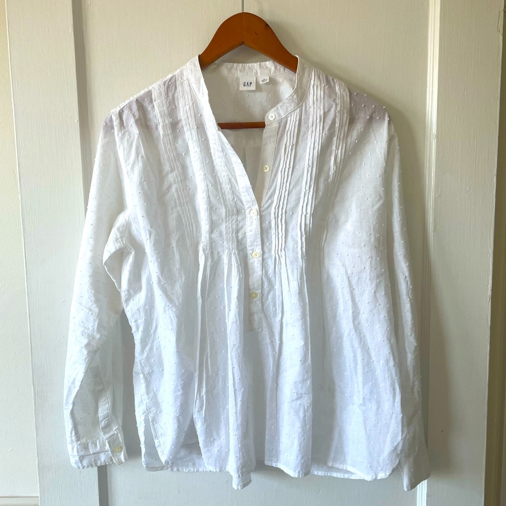 GAP Collarless Blouse. White swiss dot popover tunic style. LP